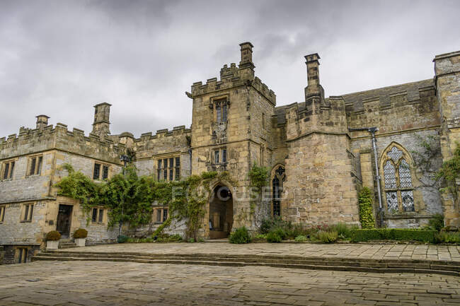 Vista esterna di una casa fortificata Tudor, con torre d'ingresso centrale — Foto stock