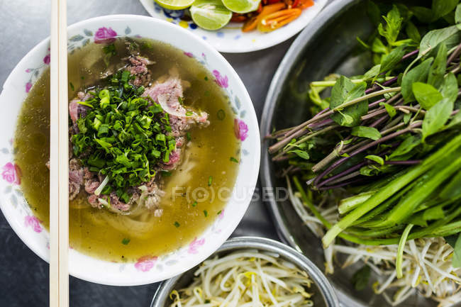 Primer plano de alto ángulo de Beef pho, tazón de sopa con carne de res, fideos y verduras
. - foto de stock
