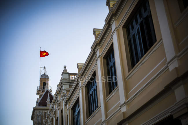 Vista exterior do edifício do Comitê Popular no centro da cidade de Ho Chi Minh, Vietnã . — Fotografia de Stock