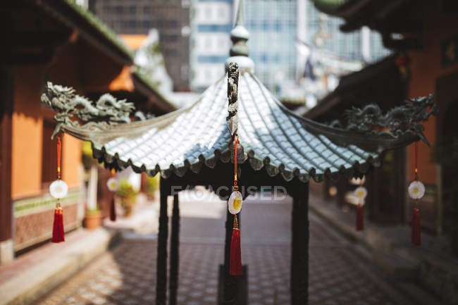 Interior courtyard with decorative gazebo at Thian Hock Keng Temple in Singapore. — Stock Photo