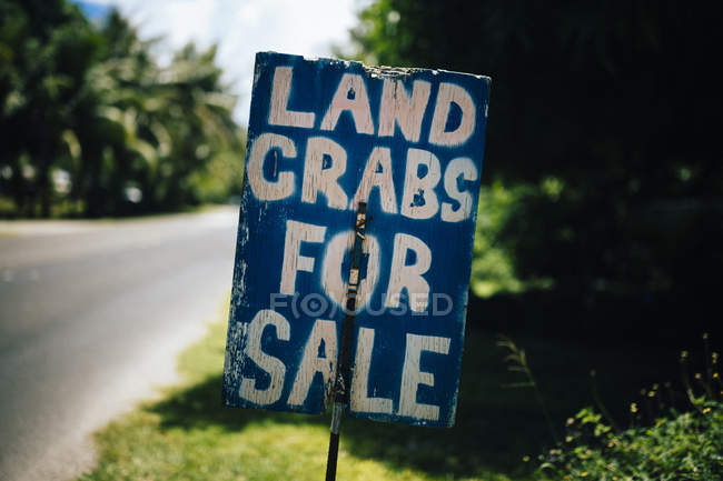 Handgeschriebenes Schild neben Straßenwerbung Landkrabben zum Verkauf. — Stockfoto