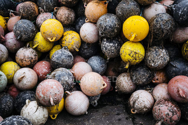 Alto ângulo close-up de montão de boias de pesca coloridas . — Fotografia de Stock