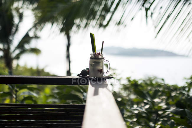 Gros plan sur le cocktail Tom Yum avec liqueur infusée de noix de coco sur la balustrade du balcon . — Photo de stock