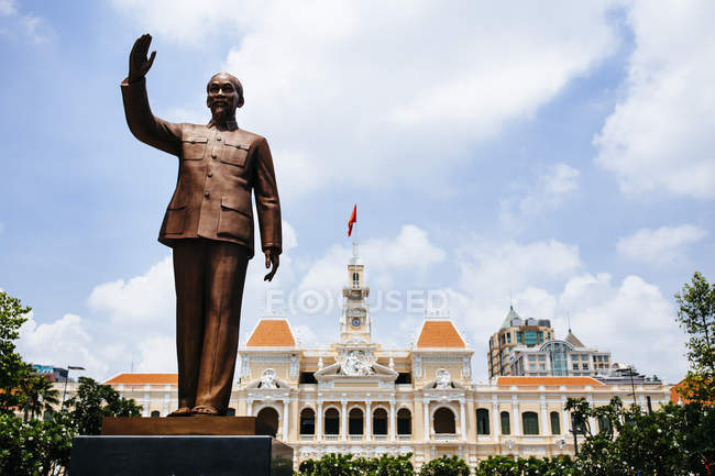 Estátua de Ho Chi Minh no centro de Saigon, Vietnã . — Fotografia de Stock