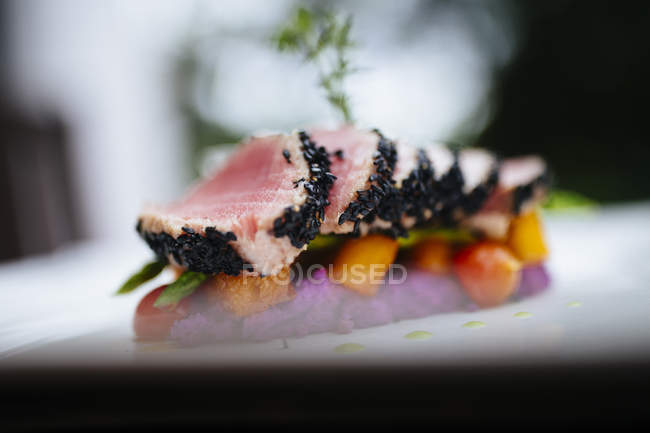 Primer plano del plato de atún con costra de sésamo en el plato . - foto de stock
