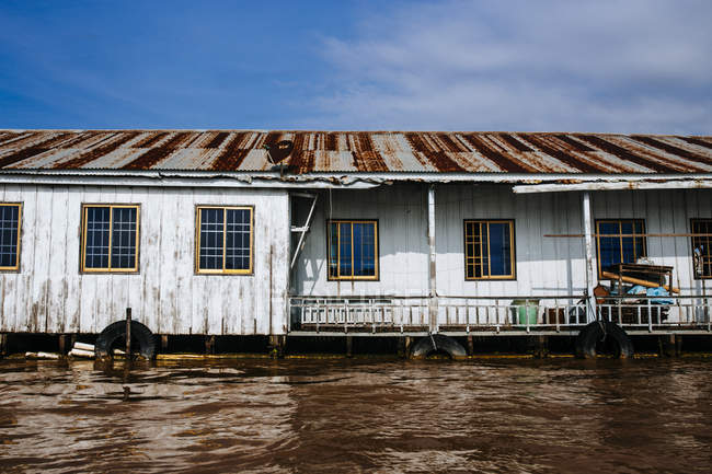 Vista esterna della casa barca sul fiume marrone nel delta del Mekong, Vietnam . — Foto stock