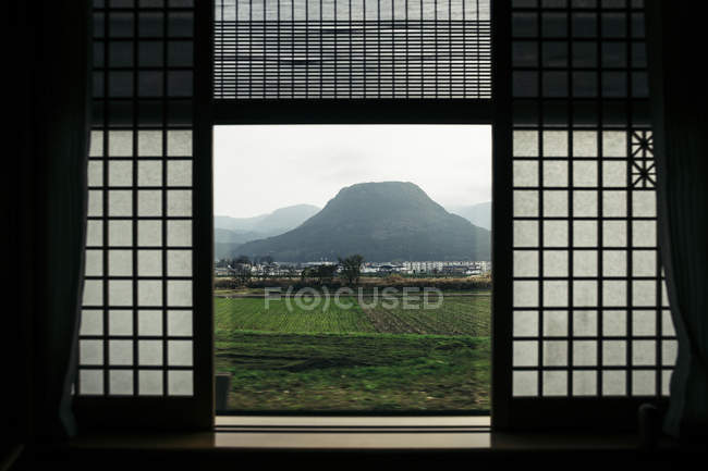 Vista desde la ventana de un tren de lujo que pasa por el paisaje de montaña, Nagasaki, Kyushu, Japón - foto de stock