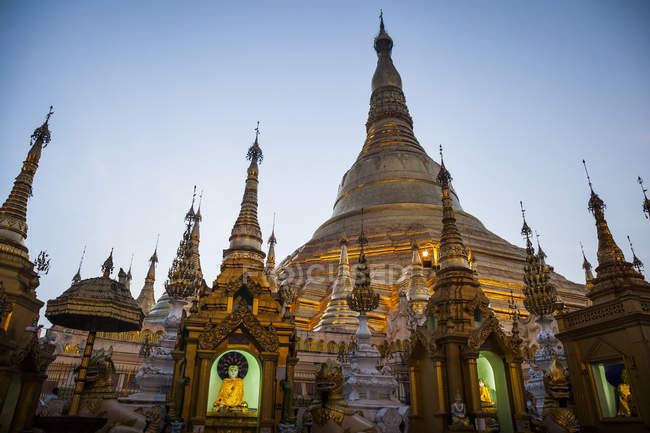Vista exterior de la pagoda budista con stupa dorada, Shwedagon Pagoda, Rangún, Myanmar - foto de stock