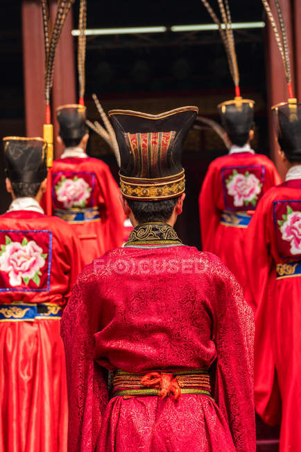 Actores actuando en el teatro tradicional chino en el templo, Beijing, China - foto de stock