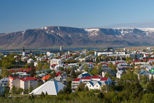 Erhöhter Blick über die Vorstadt von Reykjavik, Island — Stockfoto
