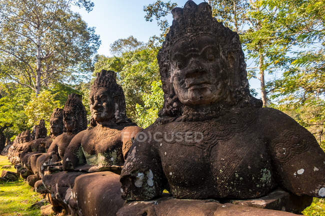 Antike Statuen am Eingang zum angkor thom, Kambodscha — Stockfoto