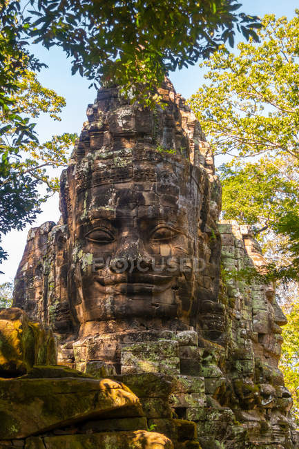 Antike Statuen am Eingang zum angkor thom, Kambodscha — Stockfoto