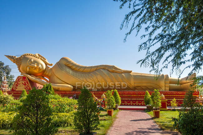 Golden Reclining Buddha in garden at Wat Pha That Luang, Vientiane, Laos — Stock Photo