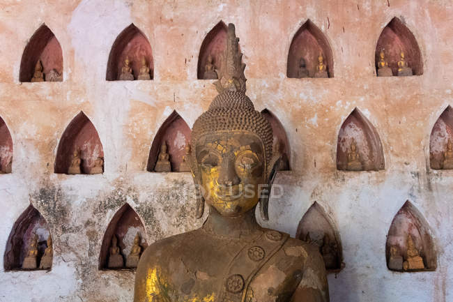 Коллекция статуй Ват Си Сакет в настенных нишах, Вьентьян, Лаос — стоковое фото