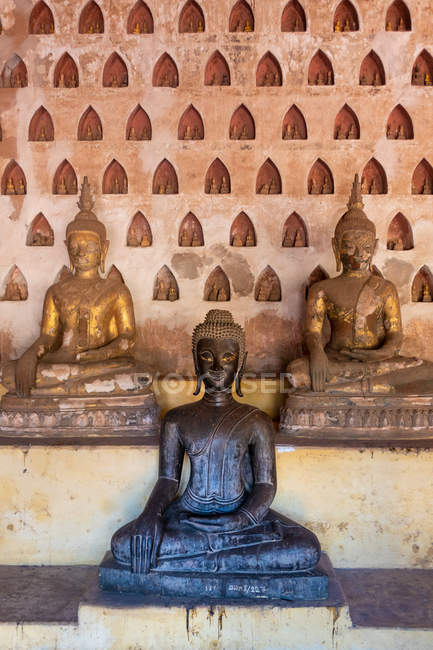 Wat Si Saket collection de statues dans des niches murales, Vientiane, Laos — Photo de stock