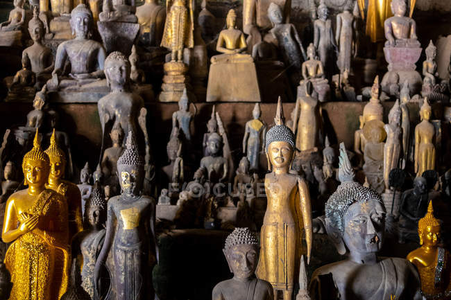 Colección de estatuas de Buda dentro de la cueva de Pak Ou, Luang Prabang en Laos - foto de stock