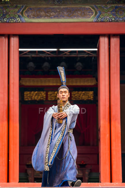 Actor masculino disfrazado de teatro tradicional chino en el templo, Beijing, China - foto de stock
