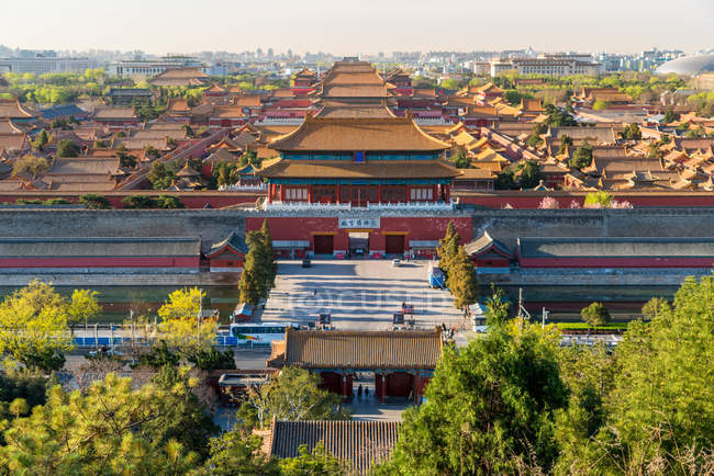 Vue surélevée sur le palais de la Cité Interdite dans le paysage urbain de Pékin, Chine — Photo de stock
