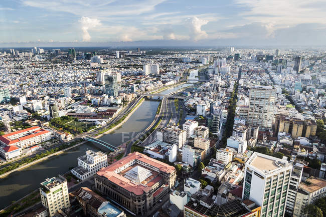 Vista de alto ángulo sobre el río que atraviesa la ciudad de Ho Chi Minh, Vietnam - foto de stock
