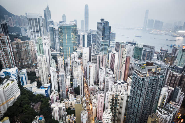 Высокоугольный вид на густой город с высокими небоскребами, Гонконг, Китай — стоковое фото