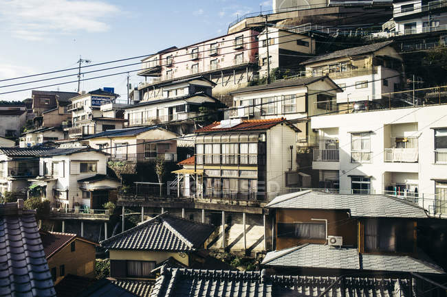 Edificios residenciales típicos japoneses en Nagasaki, Japón . - foto de stock
