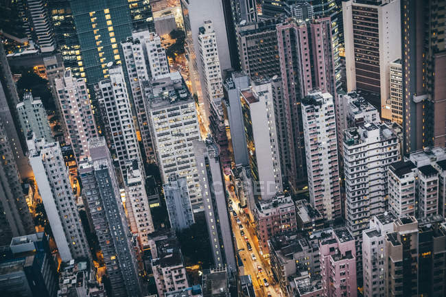 Vista de ángulo alto sobre paisaje urbano denso con rascacielos altos, Hong Kong, China - foto de stock
