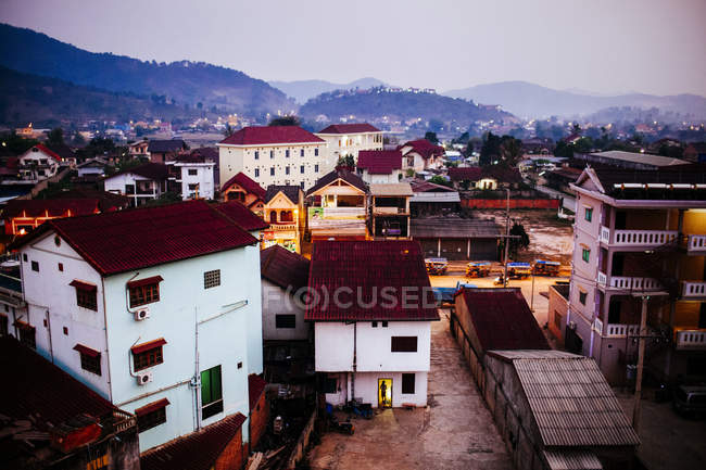 Vista ad alto angolo della piazza del mercato centrale nella città asiatica in Laos . — Foto stock