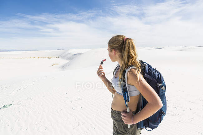 13 anni ragazza trekking in sabbie bianche Na'l Monumento, NM — Foto stock