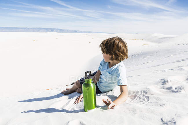 Garçon de 6 ans avec une bouteille d'eau verte, Monument nat'l White Sands — Photo de stock