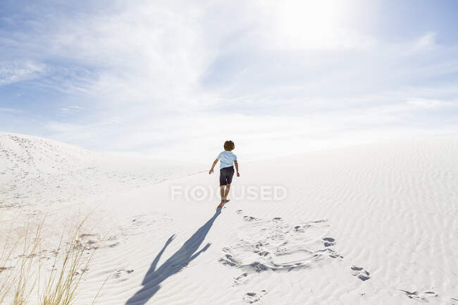 6-jähriger Junge klettert Sanddüne — Stockfoto