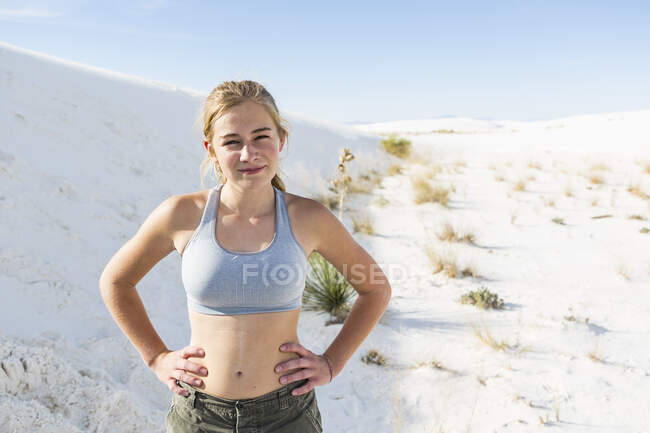 Teenager-Mädchen in der offenen Landschaft des White Sands National Monument, NM — Stockfoto
