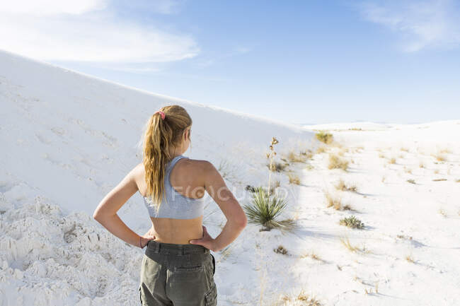 Adolescente na paisagem aberta de White Sands National Monument, NM — Fotografia de Stock