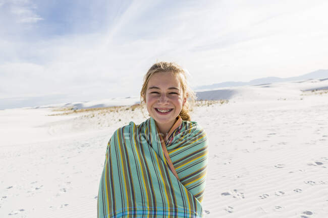 Teenage girl in a towel on the sand, White Sands Nat'l Monument, NM — Stock Photo