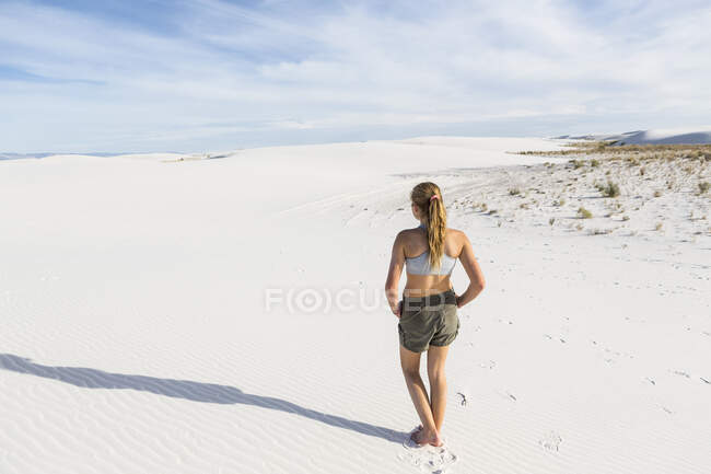 Teenage girl looking over the landscape at White Sands National Monument, NM — Stock Photo