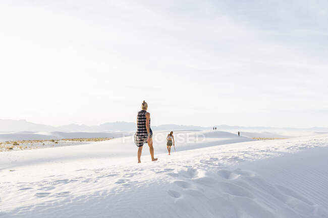 Mulher andando nas dunas, White Sands Nat 'l Monument, NM — Fotografia de Stock