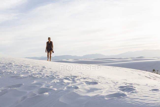 Woman walking in the dunes, White Sands National Monument, NM — Stock Photo