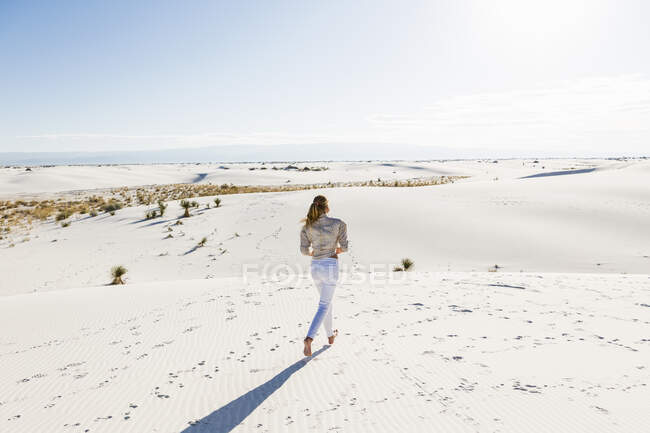 Menina de 13 anos de idade olhando para um vasto espaço aberto de dunas de areia. — Fotografia de Stock