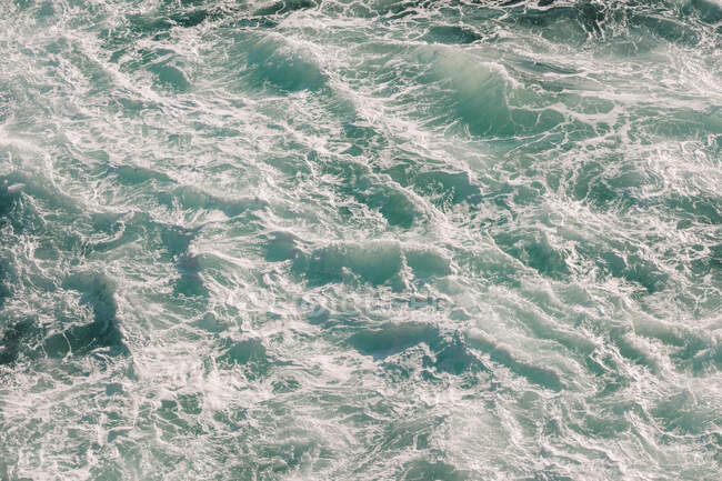 Полный кадр морских волн, заповедник Пойнт-Лобос, Калифорния — стоковое фото