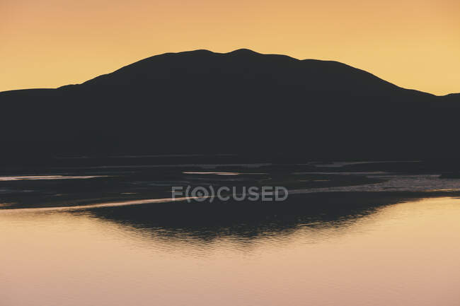 Silhouette de Black Mountain à l'aube, Tamales Bay au premier plan, Point Reyes National Seashore, Californie — Photo de stock