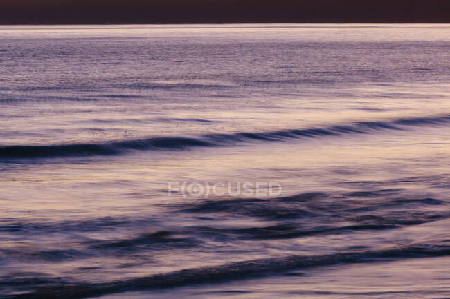 Belle vue naturelle de briser les vagues sur le bord de mer — Photo de stock