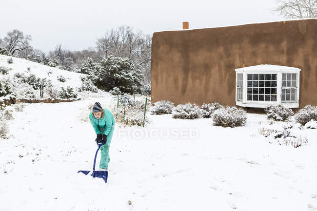 Tredici anni ragazza adolescente costruzione di un pupazzo di neve — Foto stock