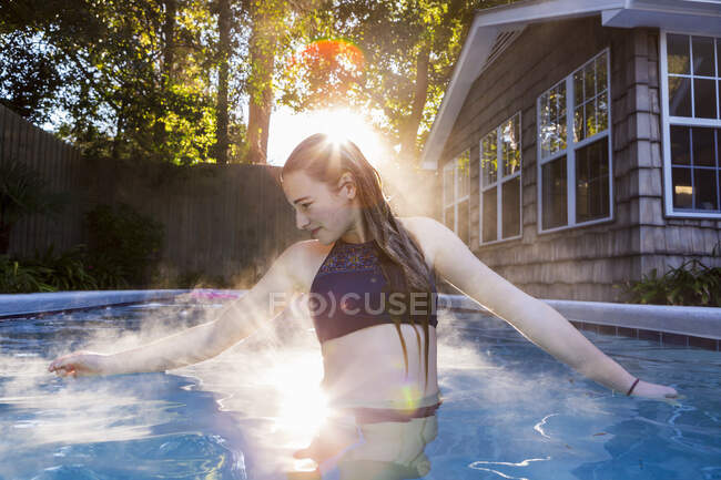 13 year old girl swimming in a pool — Stock Photo
