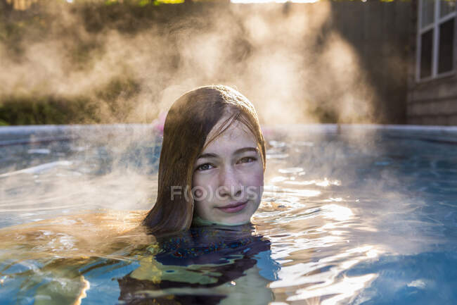 13 anni ragazza nuoto in una piscina — Foto stock