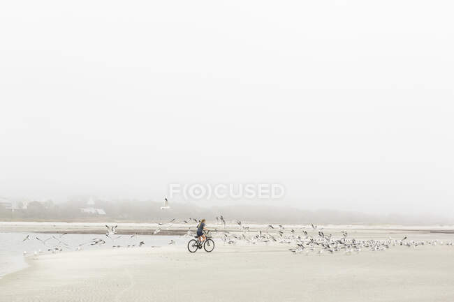 Девочка-подросток на велосипеде на пляже, остров Св. Саймонса, Джорджия — стоковое фото