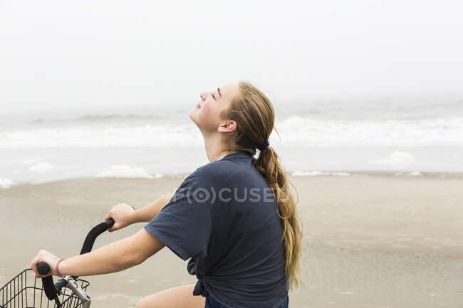 Teenager-Mädchen radelt auf Sand am Strand, St. Simons Island, Georgia — Stockfoto