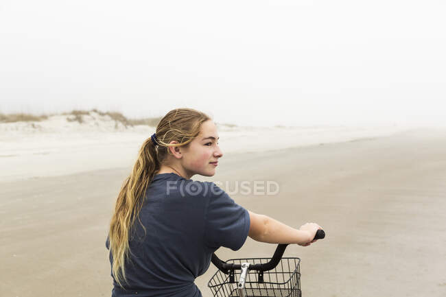 Teen girl biking on sand at the beach, St. Simons Island, Georgia — Stock Photo