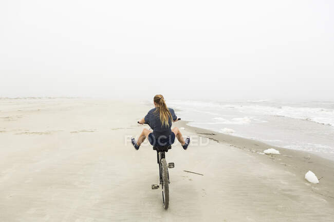 Ragazza Adolescente in sella a una bicicletta sulla sabbia in spiaggia, St. Simon Island Georgia — Foto stock