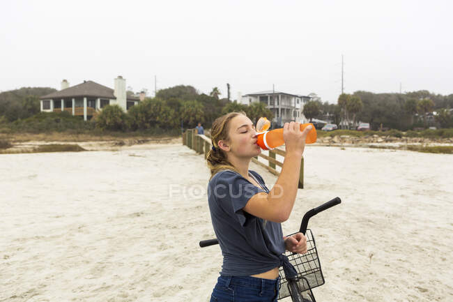 Teenager-Mädchen trinkt Wasser, St. Simon 's Island Georgia — Stockfoto