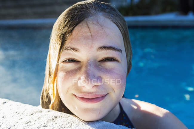 Retrato de uma adolescente em uma piscina, cabeça e ombros — Fotografia de Stock