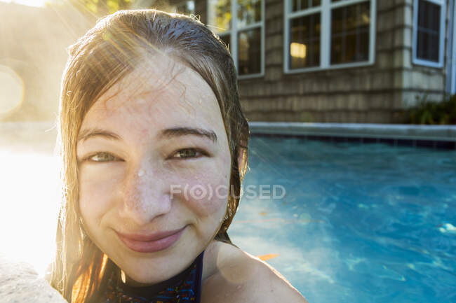 Retrato de una adolescente en una piscina, cabeza y hombros. - foto de stock